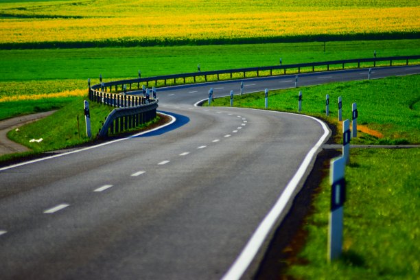 弯曲的道路