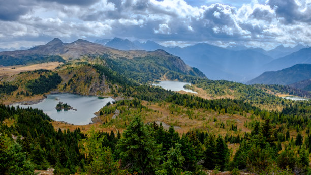 群山森林湖水天空风景