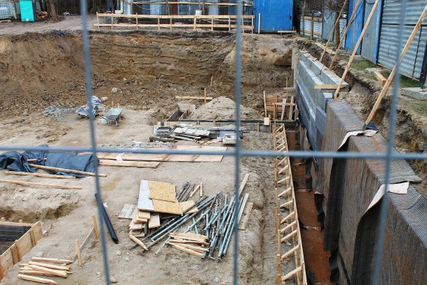 挖掘机和楼盘建设