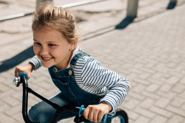 骑自行车的小女孩