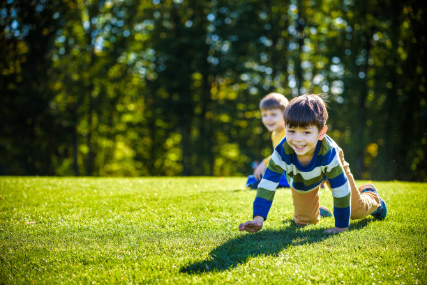在草地上玩耍的儿童