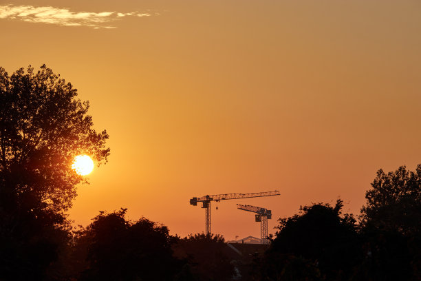 建筑工地与夕阳