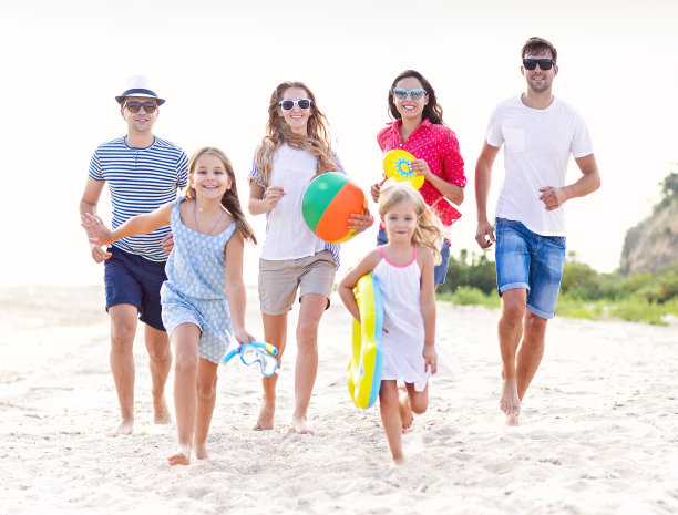 快乐家庭在沙滩上奔跑
