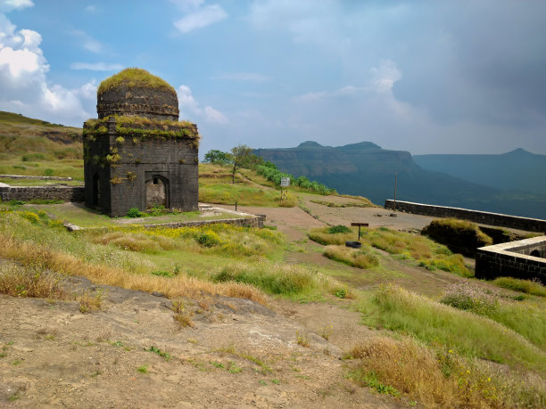 大气草地上建筑