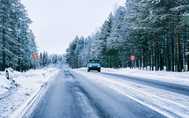 雪地行驶的卡车