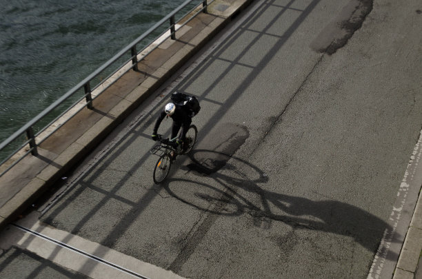 骑单车的影子