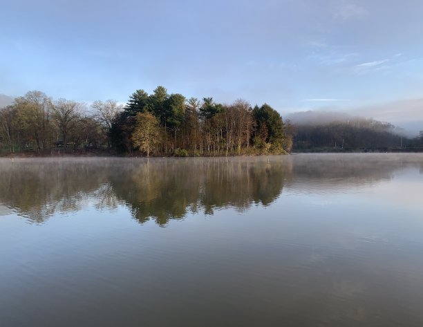 宁静的林中湖泊