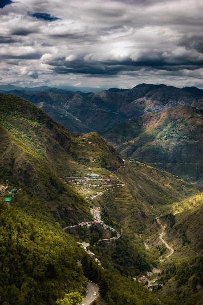 云雾缭绕高山峭壁秋色风景