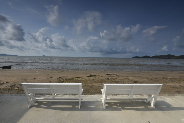 沙滩上的木椅