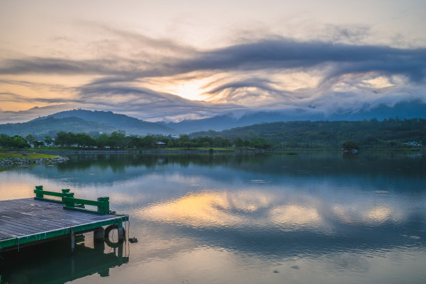 小镇池塘风景