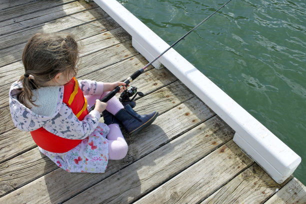女孩钓鱼
