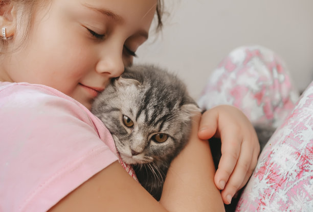 女孩抱着小猫