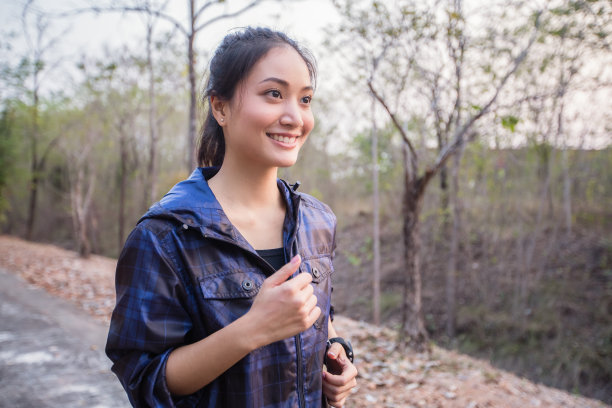 微笑的女人们在公园里健身