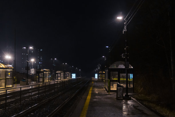 夜晚的地铁站