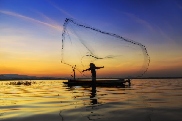 日落垂钓的渔夫