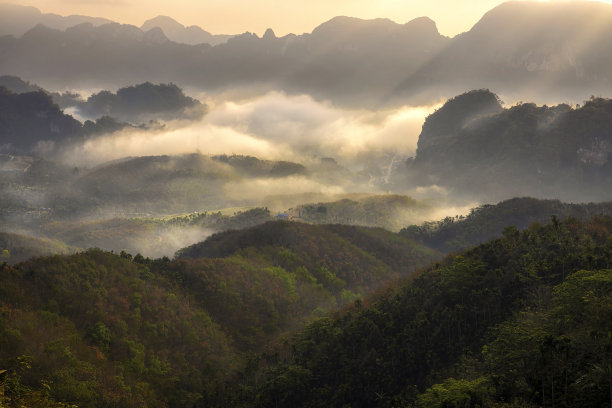 高耸的山