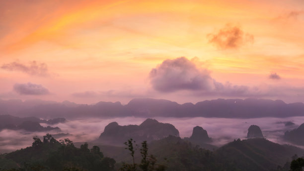 高耸的山