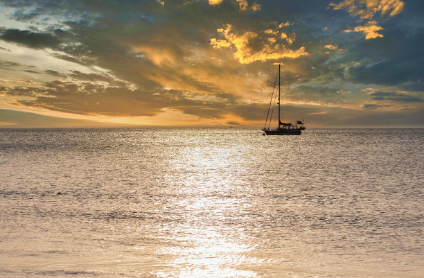 夕阳下的海上轮船