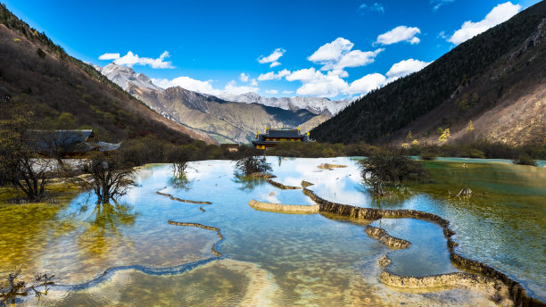 群山森林湖水天空风景