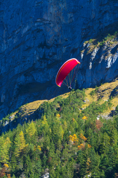 蓝天下的滑翔伞
