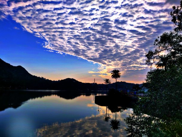 夕阳下的大山美景