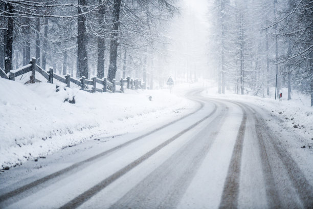 雪天路滑