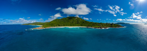 航拍海洋中的岛屿风景