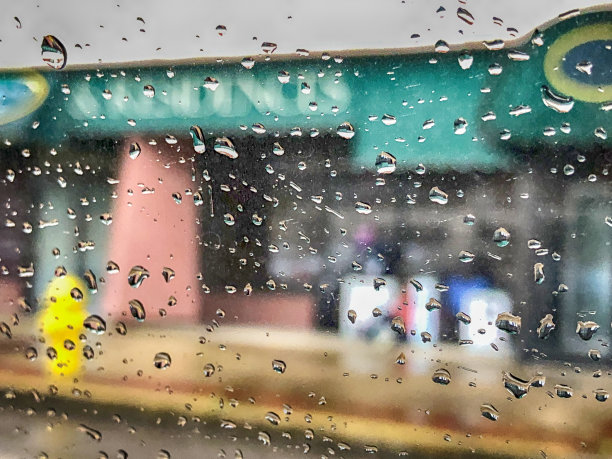 雨天路滑