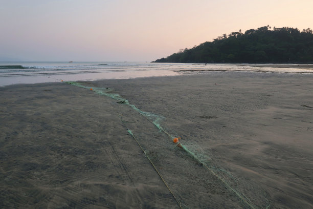 夕阳下海边捕鱼