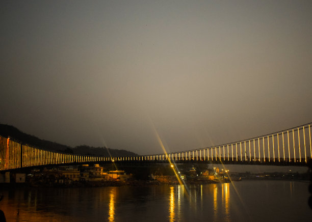 夕阳江边的桥