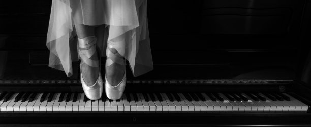 弹钢琴的姑娘