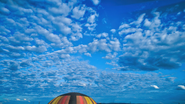 飘在空中的云和气球
