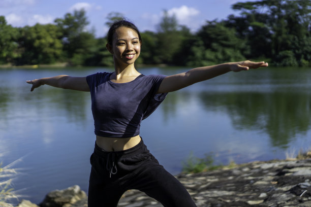 实拍女子在户外练瑜伽