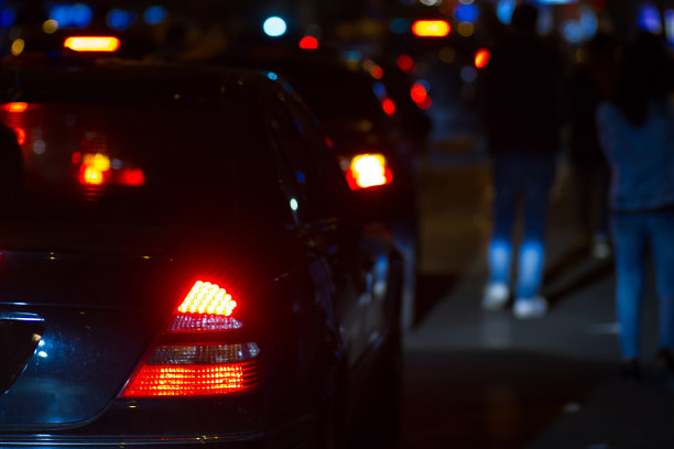 夜色下明亮的道路