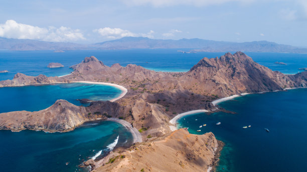 航拍海洋中的岛屿风景