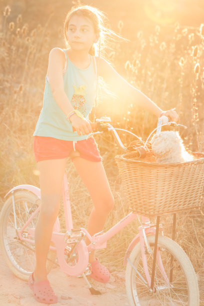 骑单车的小女孩