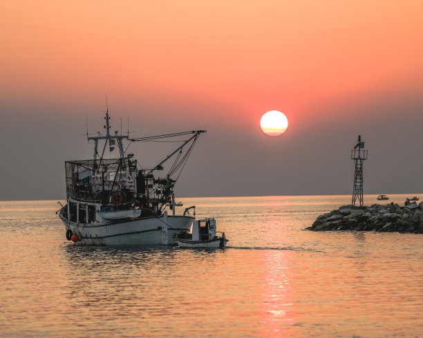 夕阳中的渔港,海港日落,晚霞