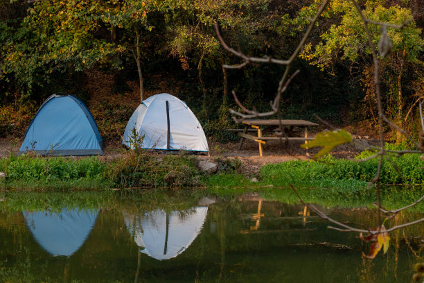 湖边绿地帐篷