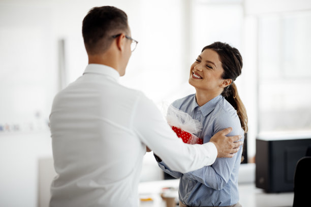 漂亮的年轻女人手拿礼物