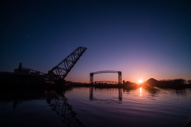 夕阳江边的桥