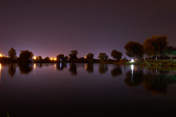 夜晚湖面建筑灯光倒影
