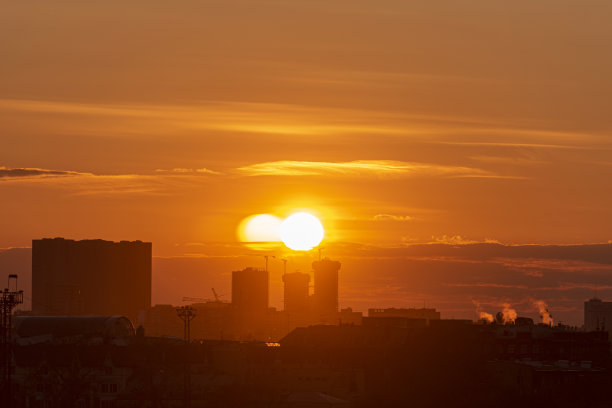 建筑工地与夕阳