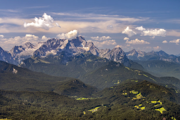 航拍山顶美景