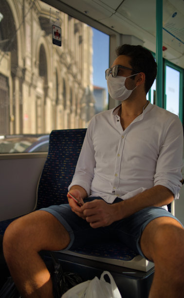 戴口罩的商务男青年乘坐地铁