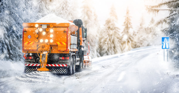 扫雪铲雪从公路在暴风雪中