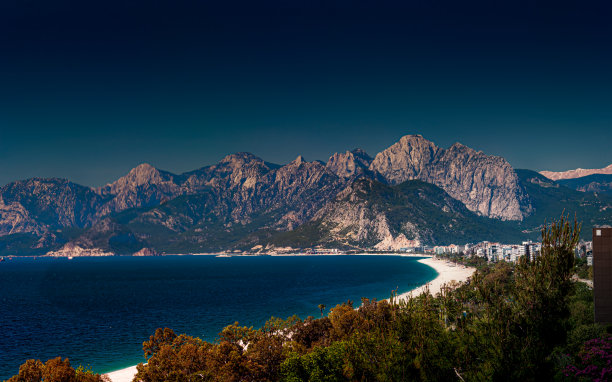 群山森林湖水天空风景