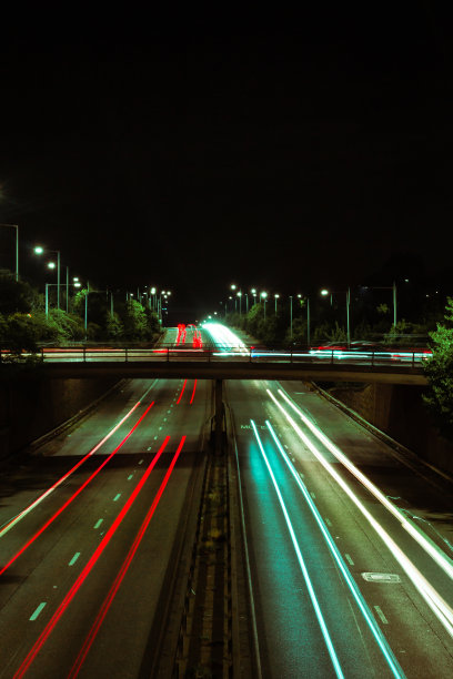 夜色下明亮的道路