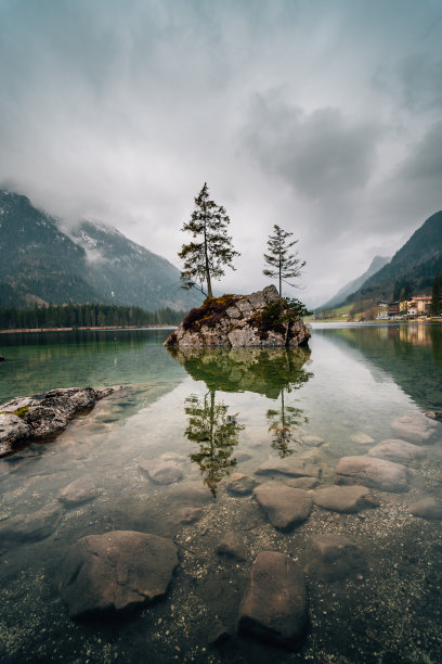 群山森林湖水天空风景