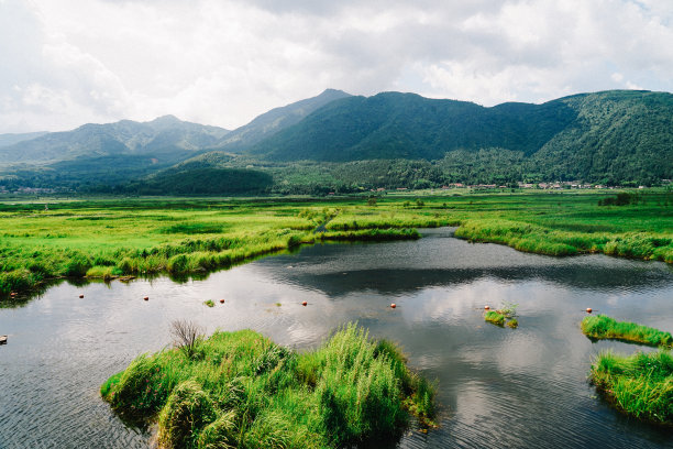 群山森林湖水天空风景