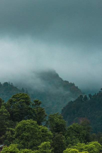 天空云层藏山峰